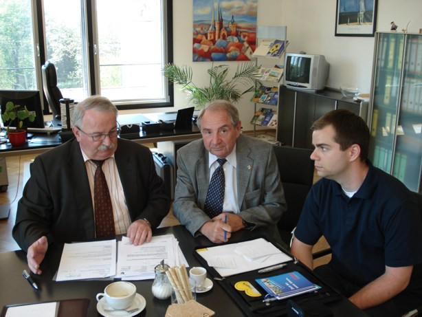 Foto zeigt v.l.n.r den Ersten Kreisbeigeordneten Gnter Frenz, den CDU Fraktionsvorsitzenden aus Schneck Konrad Jung und den stellv. Parteivorsitzenden der CDU Schneck, Markus Jung.