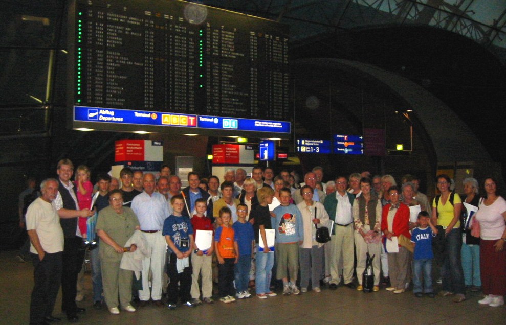 Das Foto zeigt die Besuchergruppe der CDU-Schneck am Frankfurter Flughafen.
