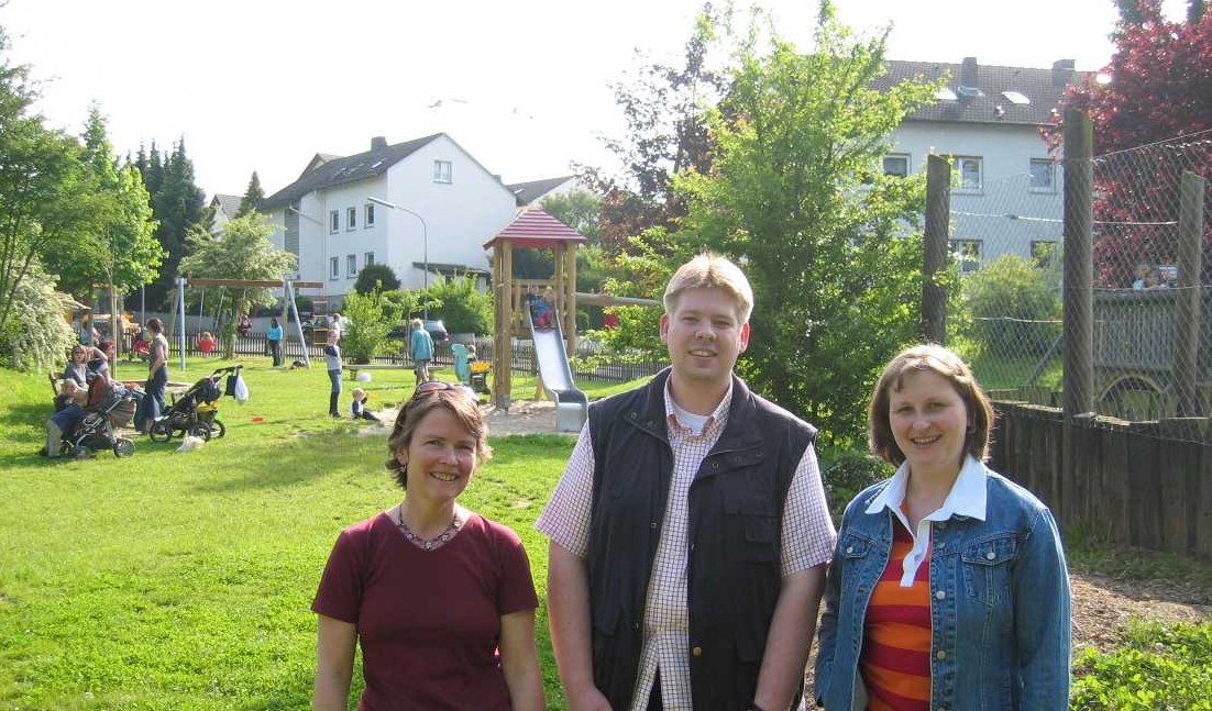 Das Foto zeigt Sabine Held, Carina Wacker und Thorsten Weitzel whrend der Spielplatzbegehung.