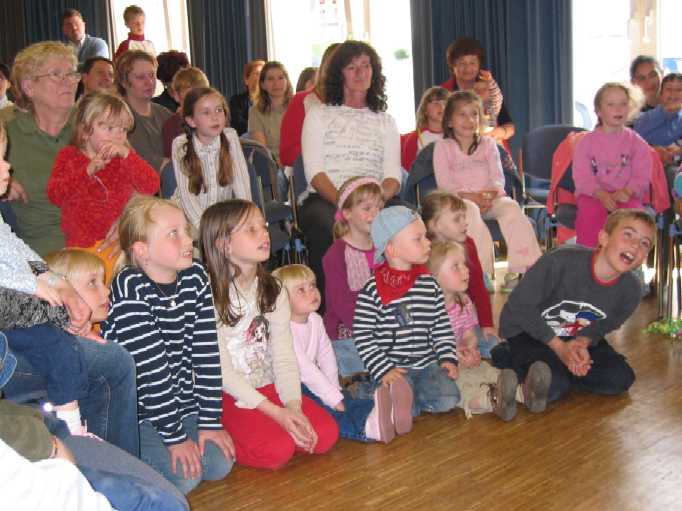 Das Foto zeigt die staunenden Kinder whrend den Vorfhrungen von Clown Rolando whrend des CDU-Kinderfestes.