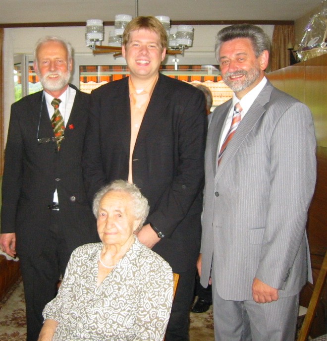 Jubilarin Emilie Hennig mit Pfarrer Detlef Kellmereit (links), Thorsten Weitzel (Mitte) und MdL Hugo Klein (rechts).